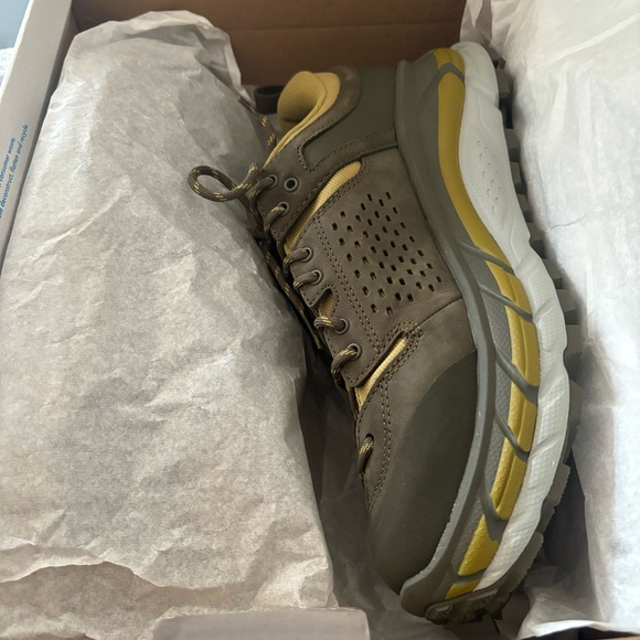 🫒🔥 HOKA ONE ONE TOR ULTRA LOW MENS 9 WMNS 10.5 DS - DARK OLIVE / MERCURY 🫒🔥 - Picture 3 of 11